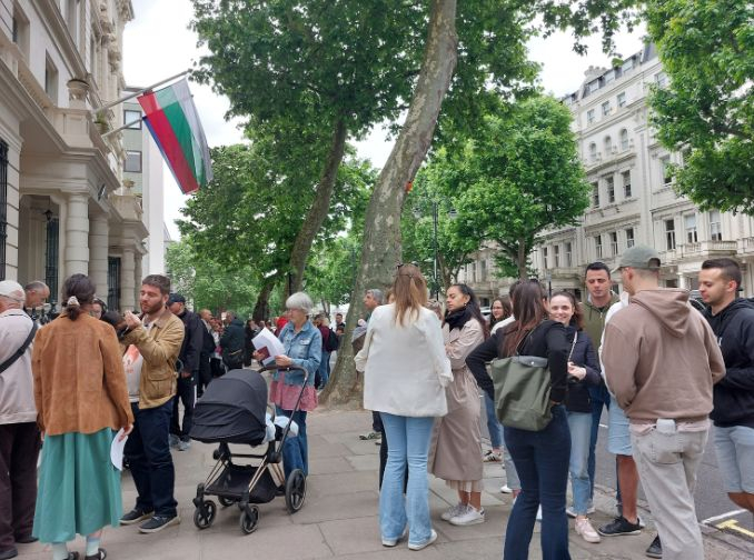 Нашенците в Лондон плащат яко, за да гласуват 