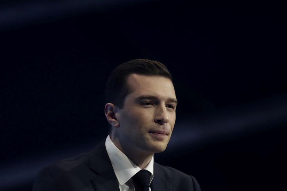 28-годишен надъхан политик смаза алианса на Макрон СНИМКИ