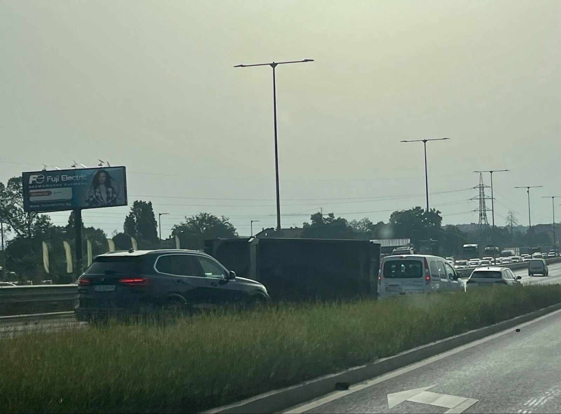 Първо в БЛИЦ! Ужас на Южната дъга в София, шофьорите са в шок СНИМКИ