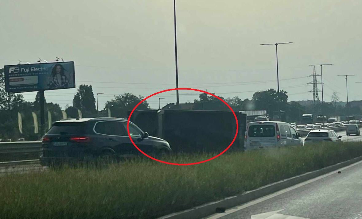 Първо в БЛИЦ! Ужас на Южната дъга в София, шофьорите са в шок СНИМКИ