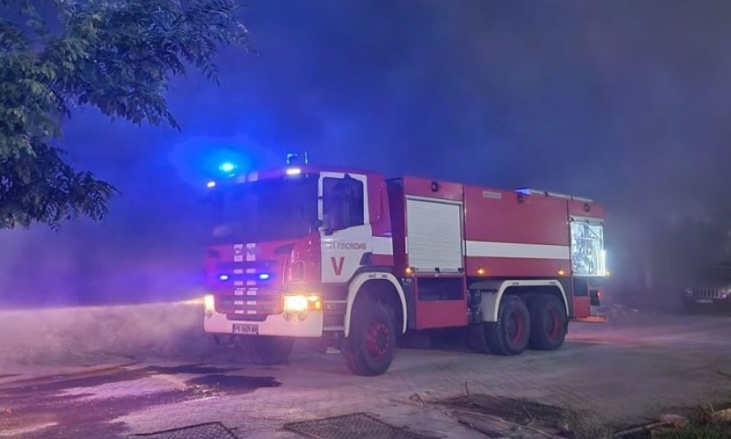 Извънредно: Голям пожар пламна в жилищна сграда в среднощна София, има жертва