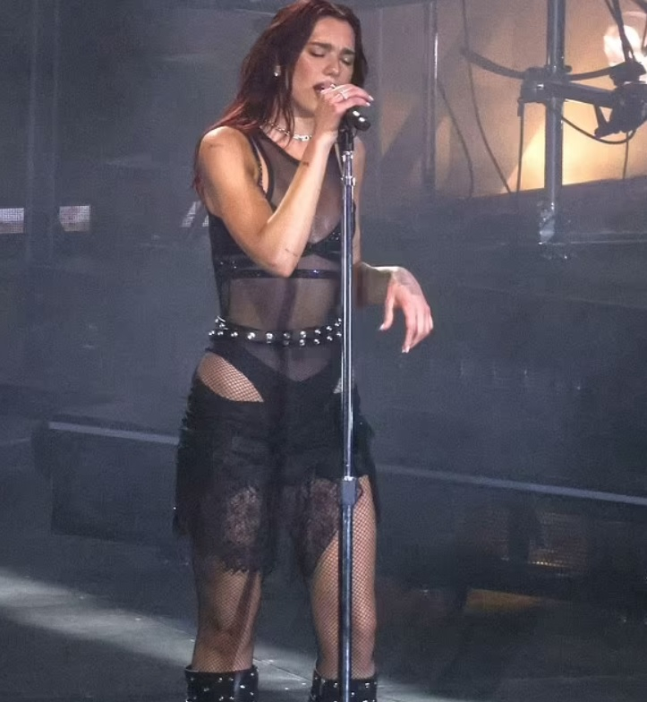 Дуа Липа се представи в дръзки тоалети на концерт в Хърватия СНИМКИ 18+