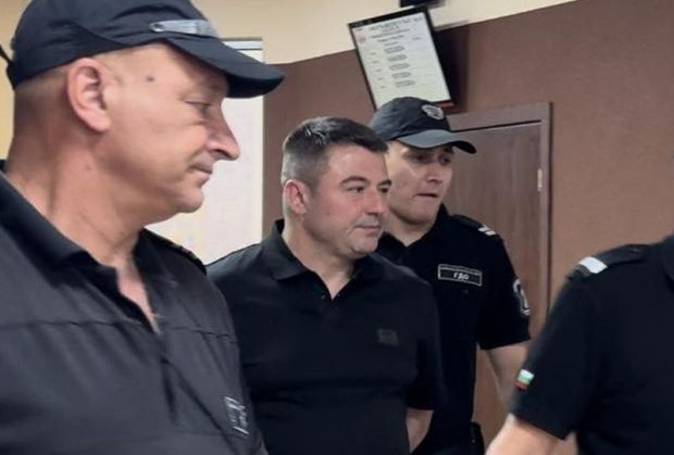 Извънредни новини за полицая, пребил баба си до смърт за пари
