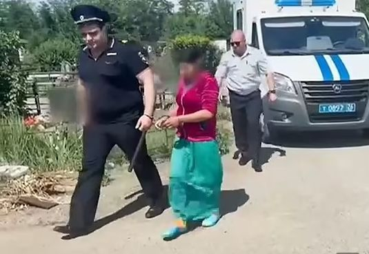 Възрастен мъж отказа тройка на гробище на загорели рускини и ето каква жестока смърт го застигна СНИМКИ