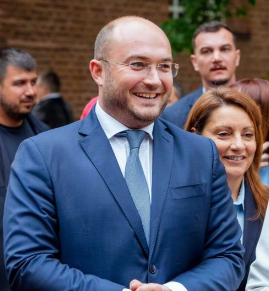 Човек на Борисов натри носа на Промяната, постави Лена на колене