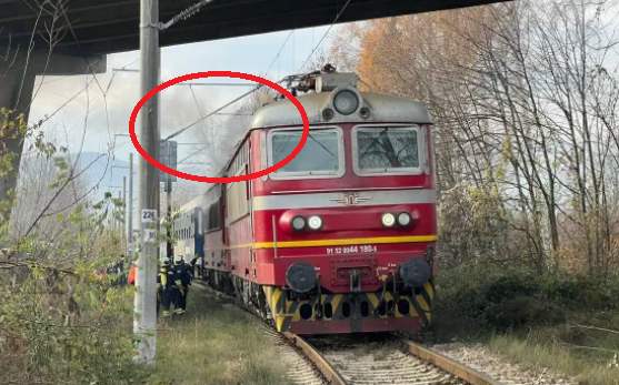 Извънредна ситуация с влака Бургас-София, хвърчат пожарни