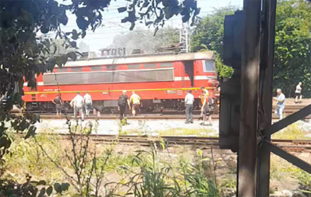 Извънредна ситуация с влака Бургас-София, хвърчат пожарни