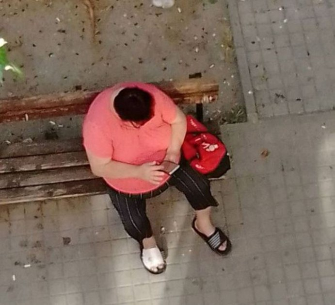 Жена погнуси всички с поведението си пред блок в Димитровград