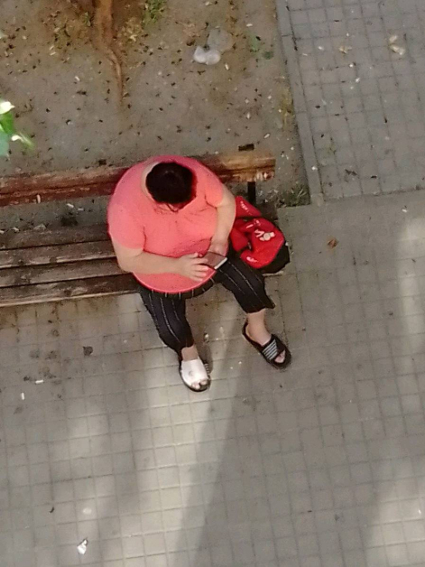 Жена погнуси всички с поведението си пред блок в Димитровград