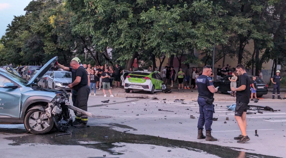 Адско меле между джип и такси в Пловдив СНИМКИ