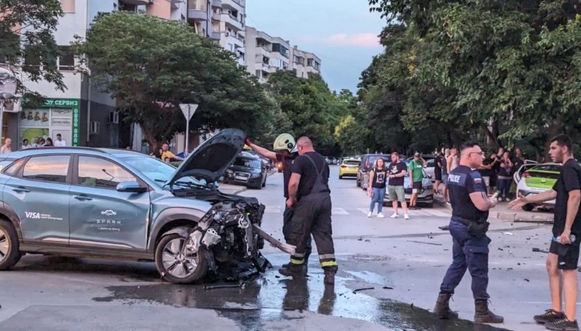 Адско меле между джип и такси в Пловдив СНИМКИ