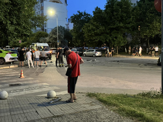 Адско меле между джип и такси в Пловдив СНИМКИ