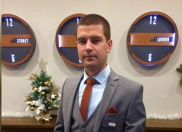 Новоизбран депутат от "Величие" хвърли партията в шок, ето коя хубавица намаза  