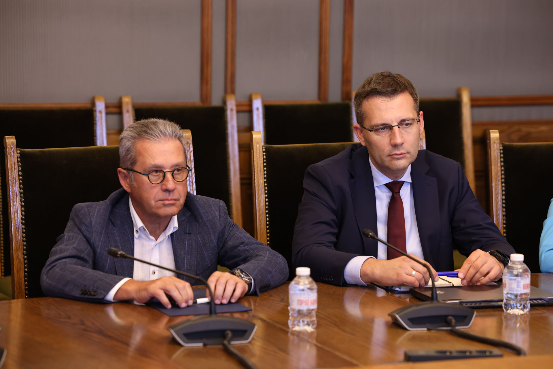Започна се! ГЕРБ и ДПС седнаха на масата на преговори 