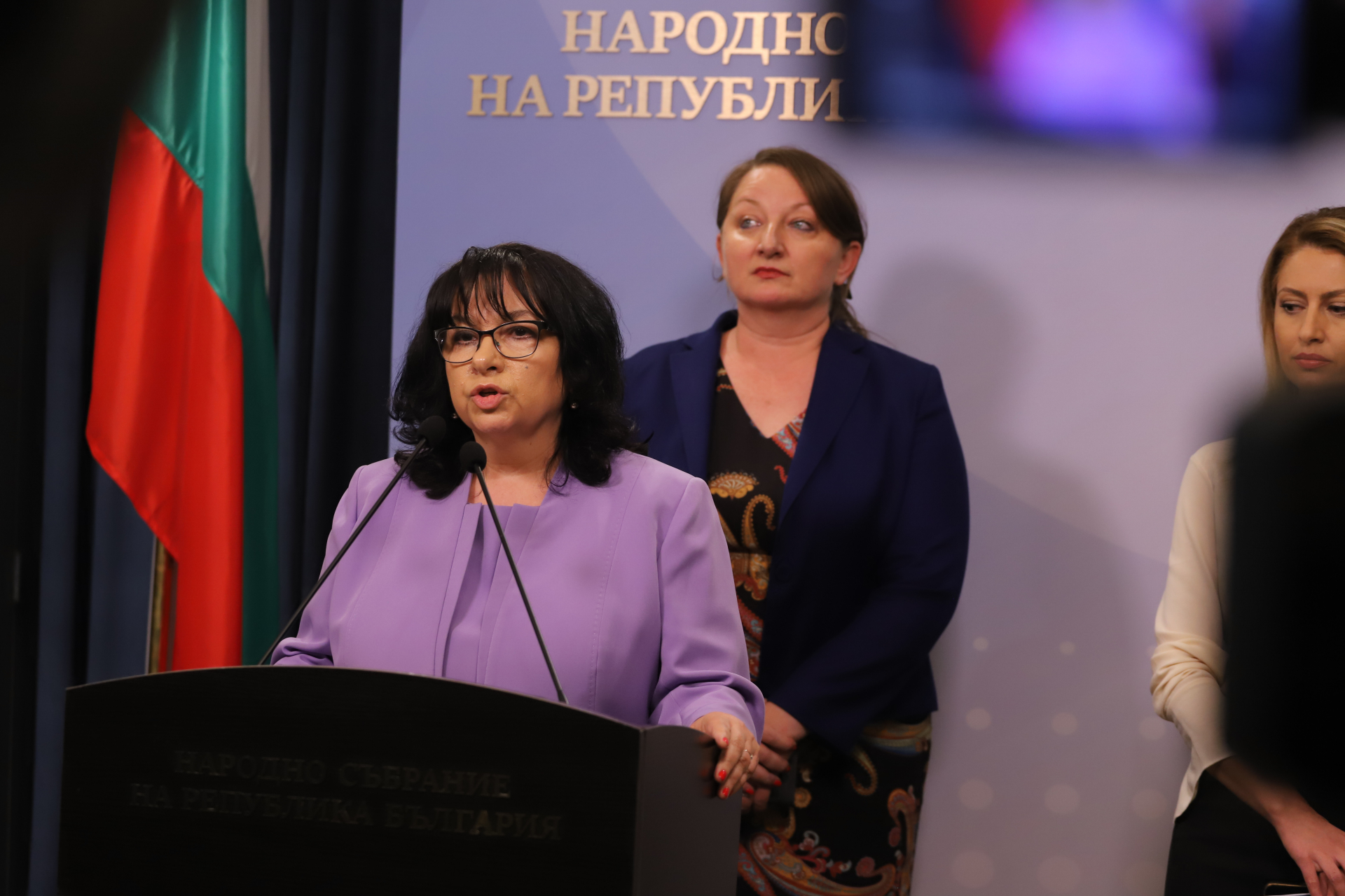 Петкова с притеснителни данни за бюджета, свиква спешен съвет!