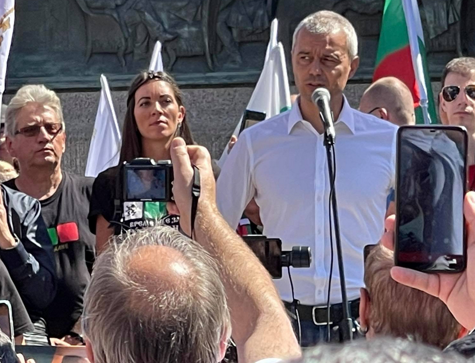 От рок бара на морето до парламента – това е новото нежно острие на „Възраждане“ СНИМКИ