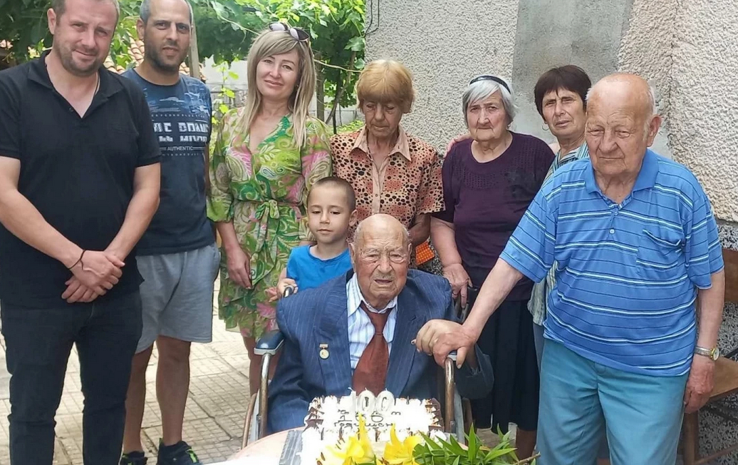 Дядо Делчо удари 100 г. и сподели тайната на дълголетието