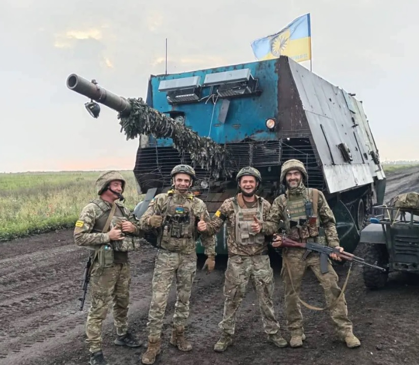 Бойци от ВСУ взеха като трофей руски танк-костенурка заедно с екипажа 