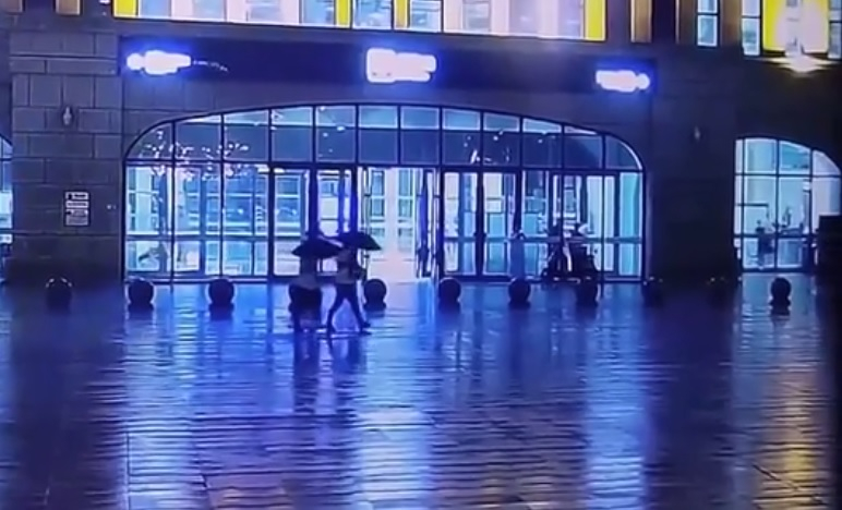 Шокиращи кадри: Вижте как мълния порази двама души 18+
