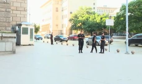 Любопитни СНИМКИ от НС взривиха страстите в ранни зори