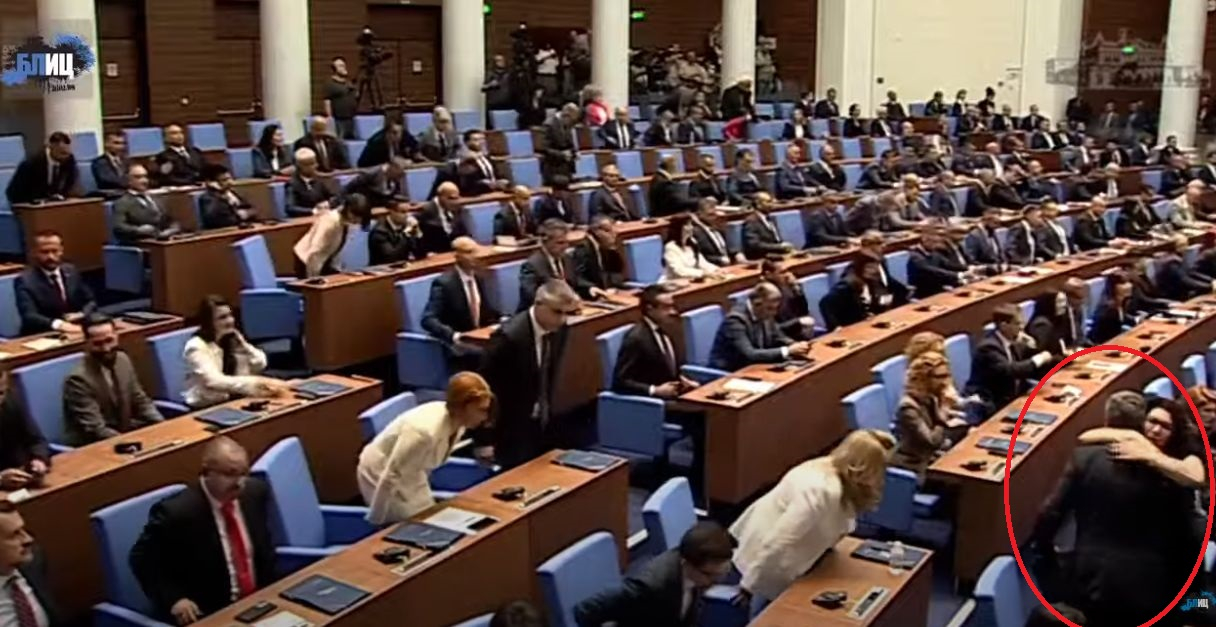Горещо от НС: Христо Иванов се награби със страстна депутатка от ПП и се изпари СНИМКИ