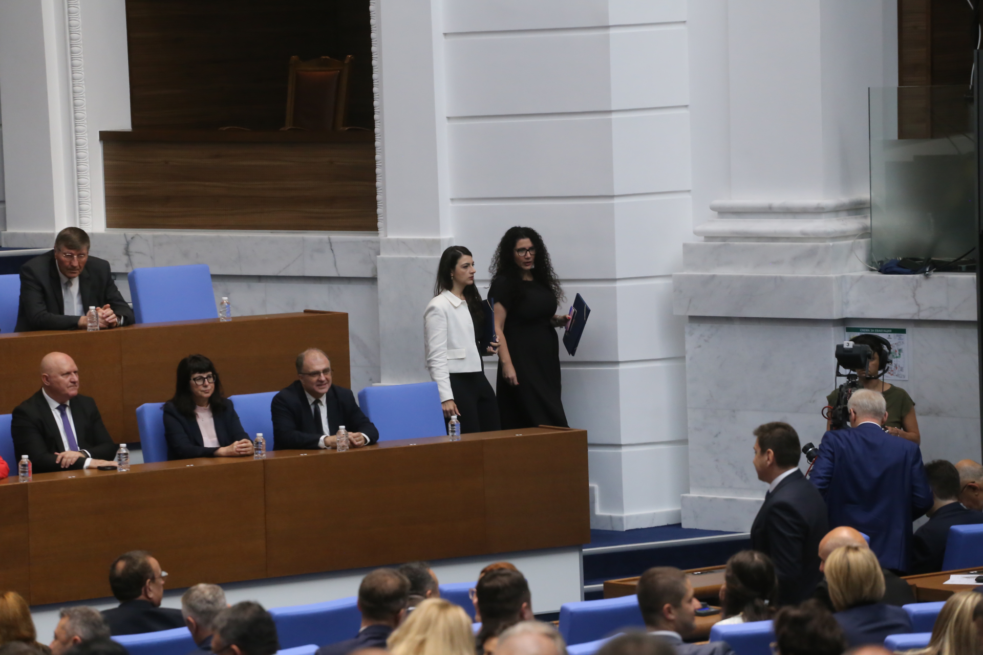 Горещо от НС: Христо Иванов се награби със страстна депутатка от ПП и се изпари СНИМКИ