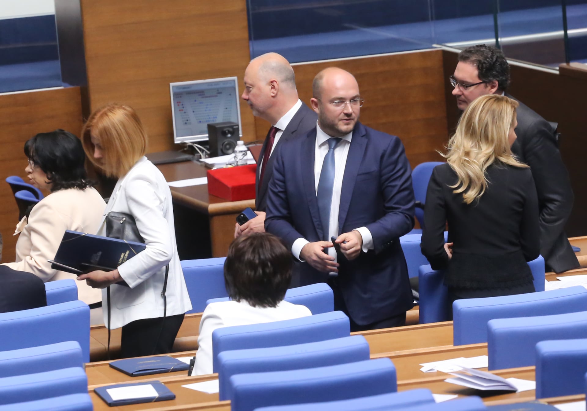 Привикват двама министри в НС на кръстосан разпит