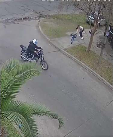 Крадци нападнаха жена, тя ги изненада неприятно СНИМКИ 