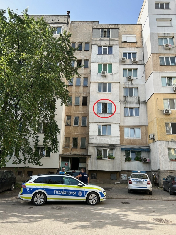 Детски писъци: 7-г. момиченце полетя от третия етаж на блок във Враца СНИМКИ