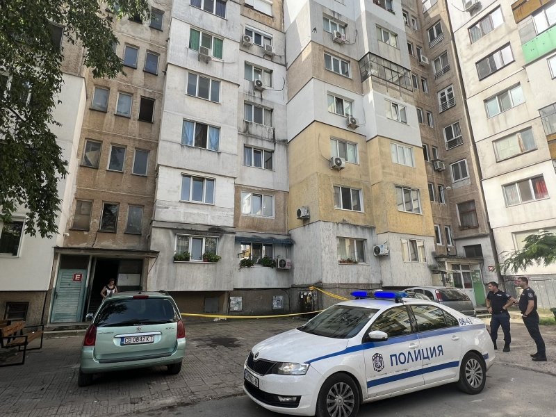 Детски писъци: 7-г. момиченце полетя от третия етаж на блок във Враца СНИМКИ