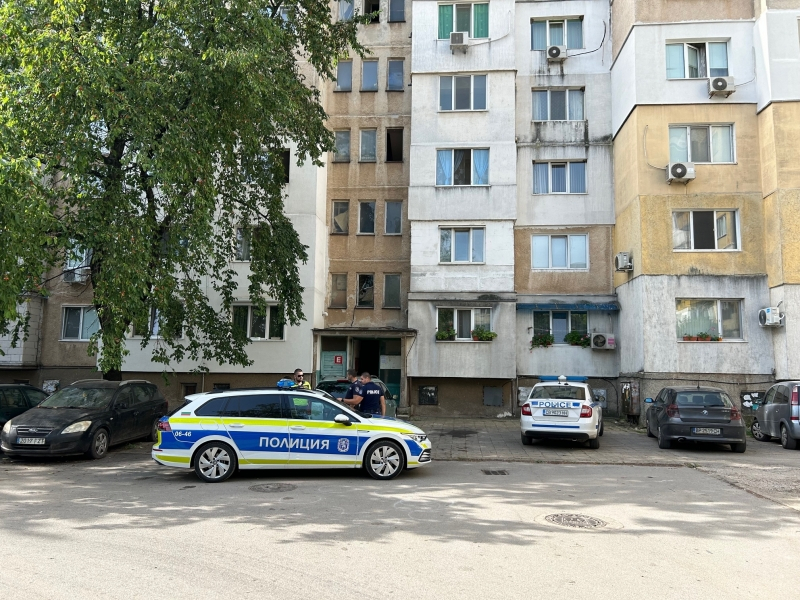Детски писъци: 7-г. момиченце полетя от третия етаж на блок във Враца СНИМКИ