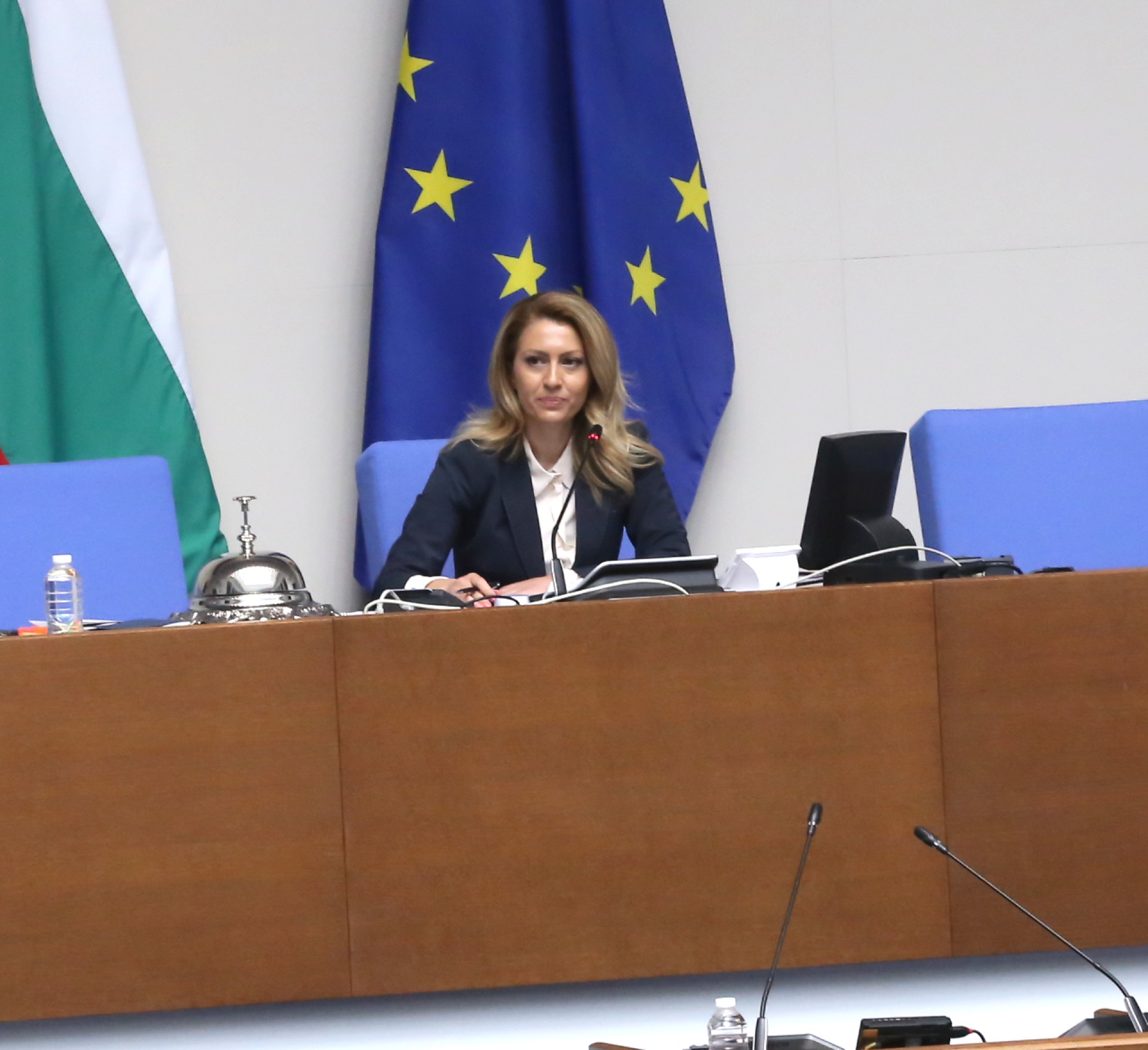 Рая Назарян разтърси парламента с обещание, а Асен Василев изскочи отпред и...
