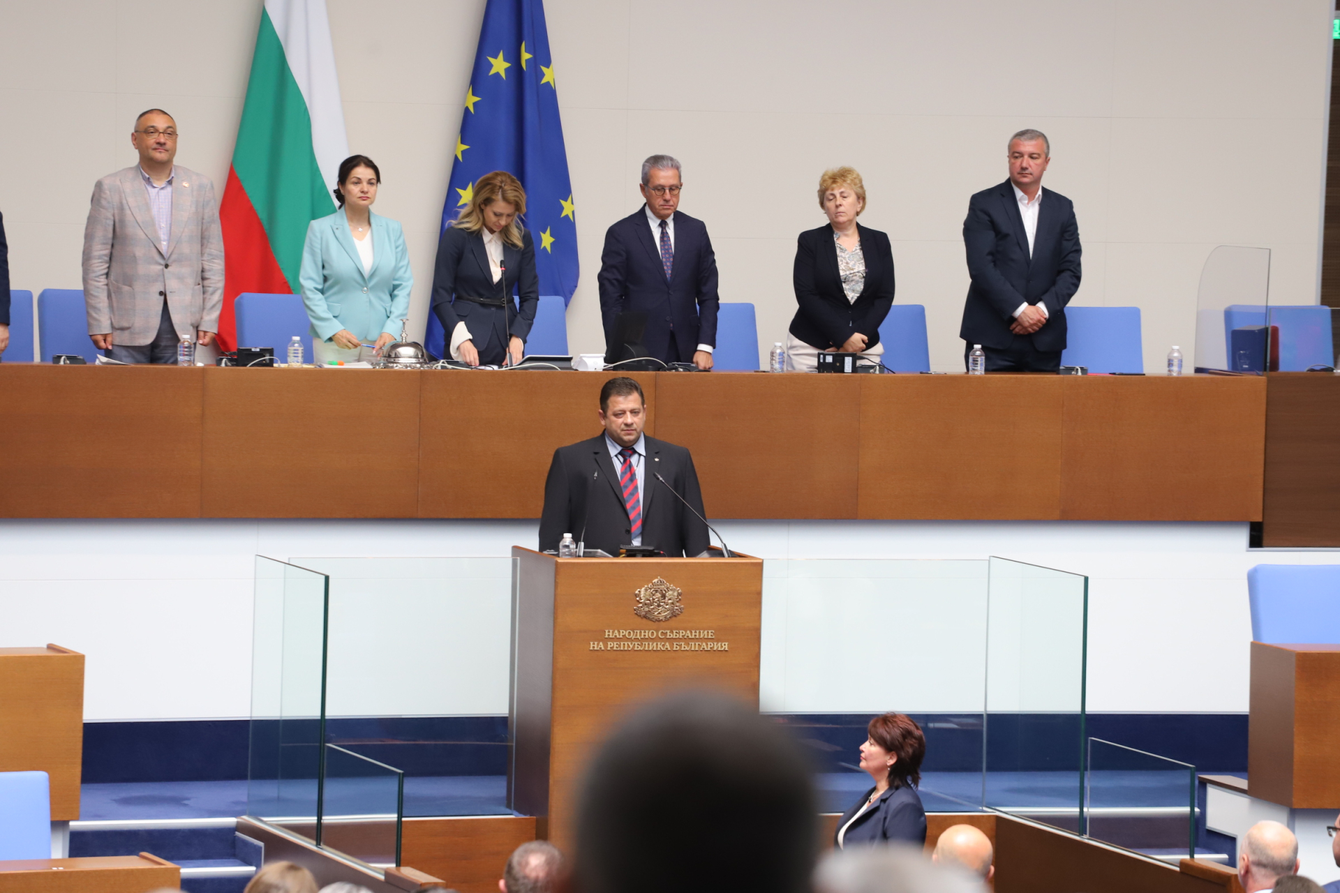 Николай Марков положи клетва, в залата му се подиграват СНИМКИ