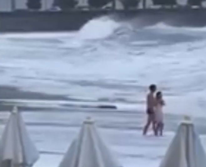 Диана влезе до колене в Черно море пред погледа на приятеля ѝ, вече дни наред няма вест от нея СНИМКИ