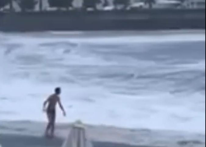 Диана влезе до колене в Черно море пред погледа на приятеля ѝ, вече дни наред няма вест от нея СНИМКИ