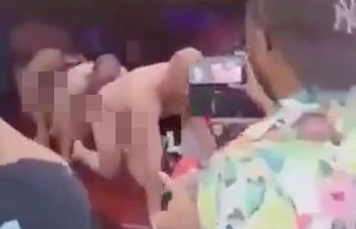 Голо мъжко влакче хвърли в паника гъзарски курорт СНИМКИ 18+