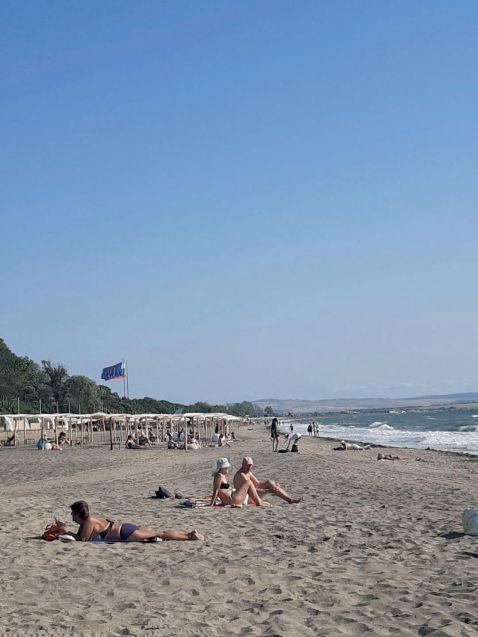 Ужасяваща напаст налази плажове в Бургаско: Дебне в плиткото!