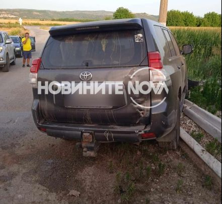 Дядо качи 5 г. си внучка в джип и направи голяма глупост на това място във Великотърновско СНИМКИ