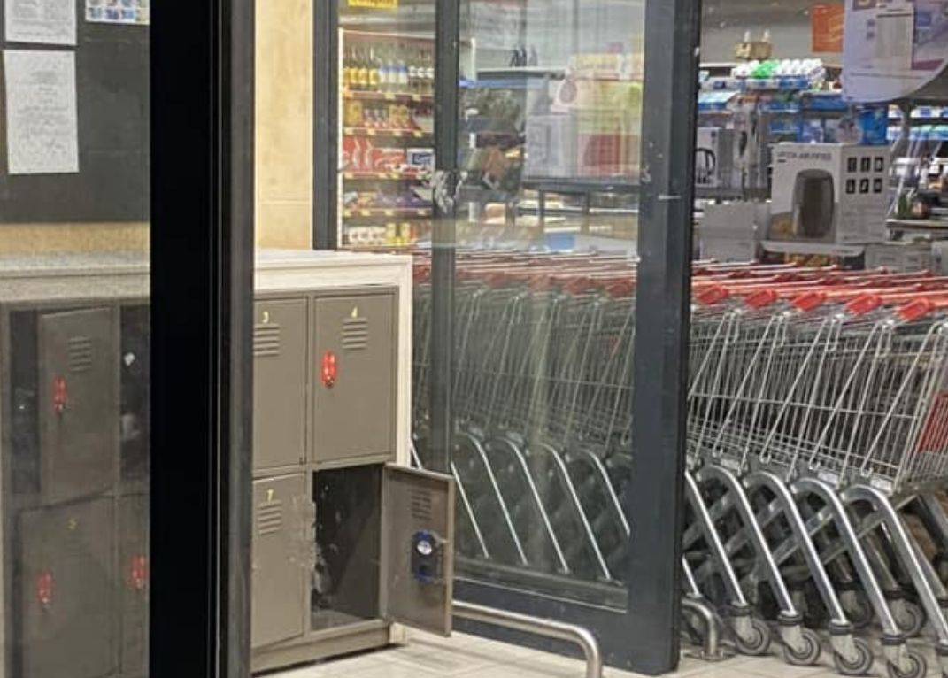 Клиент влезе в Т Маркет в Разград и още на входа го посрещна огромен... СНИМКИ