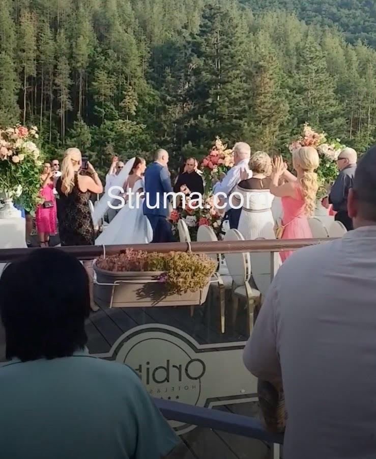 Наследник на бизнес империя се взе с роднина на кмета - Гъмзата им свири СНИМКИ