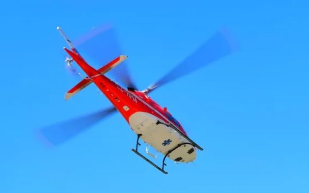 Вдигнаха по спешност въздушната линейка заради 27 г. мъж