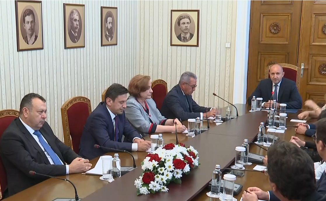 Рунд втори: ДПС хвърли ръкавицата на Радев, а пък той...