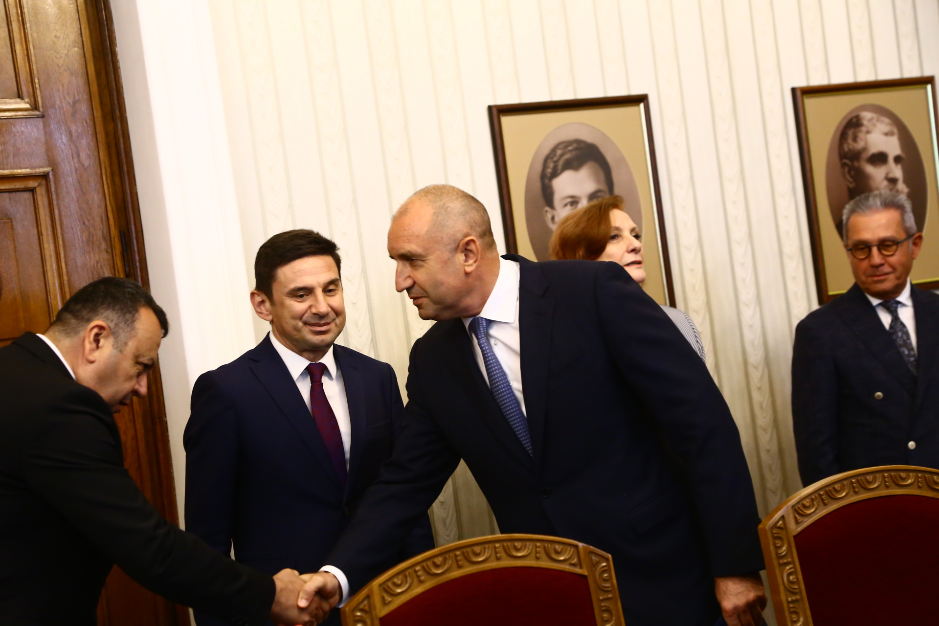 Рунд втори: ДПС хвърли ръкавицата на Радев, а пък той...