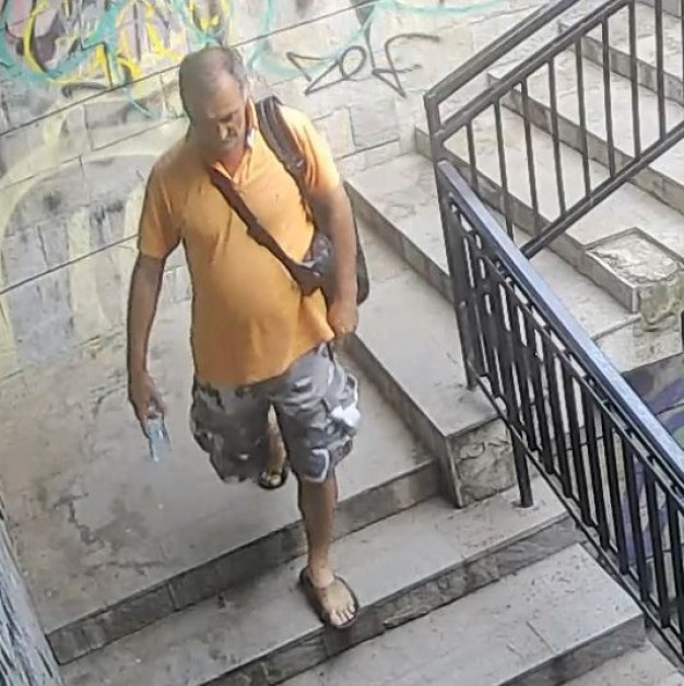 Внимавайте! Полицията издирва този мъж под дърво и камък СНИМКИ
