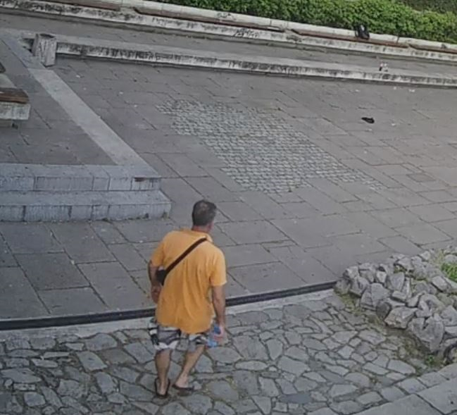 Внимавайте! Полицията издирва този мъж под дърво и камък СНИМКИ