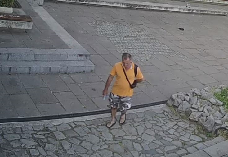 Внимавайте! Полицията издирва този мъж под дърво и камък СНИМКИ