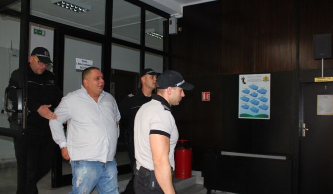 Въоръжени ченгета щурмуваха дома на топ сводника Марто Дебелия