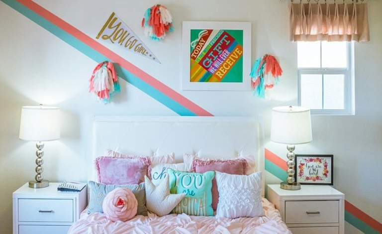 Мъж намери скрити надписи в детската си стая СНИМКА