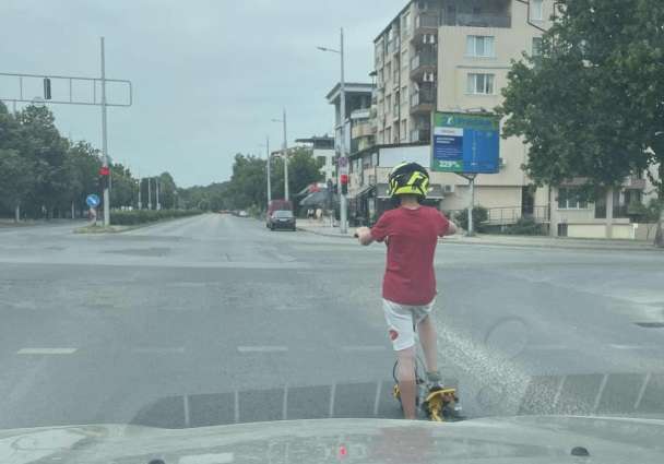 Дете вдигна 60 км/ч с тротинетка в Пловдив, изпревари патрулка СНИМКИ 