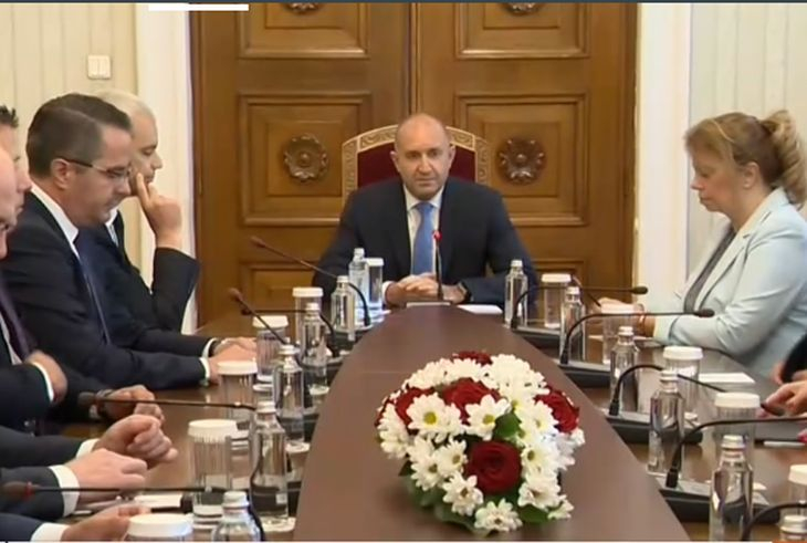 Голям скандал при президента, Костадинов потресе с неудобен въпрос